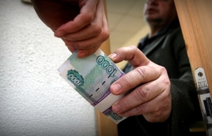 Voronejda universitet professori o‘zbekistonlik migrantlardan pul olib kelgan