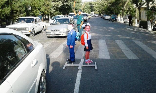 Foto: Jizzaxdagi piyodalar o‘tish joylarida o‘quvchi yoshlarning mulyajlari o‘rnatildi