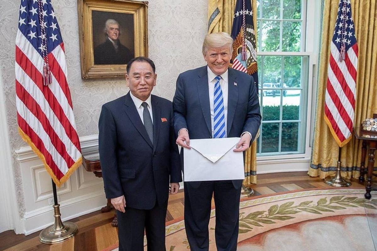 Tramp Kim Chen Inning maktubini ko‘rsatdi