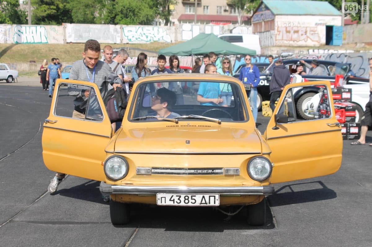 17 kishi rekord o‘rnatish maqsadida «Zaporojyets» ichiga kirib oldi (video)