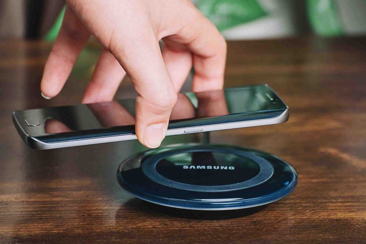Samsung бир вақтда иккита смартфонни қувватловчи симсиз қурилма ишлаб чиқди 