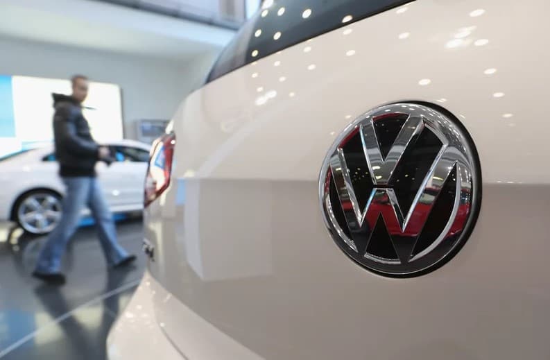 Volkswagen xavfsizlik kamaridagi nosozlik sababli 400 mingdan ko‘proq mashinasini qaytarib olmoqda