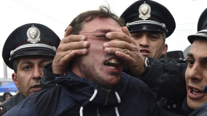 Fotoreportaj: Politsiya Yerevandagi namoyishchilarni tumtaraqay qilmoqda