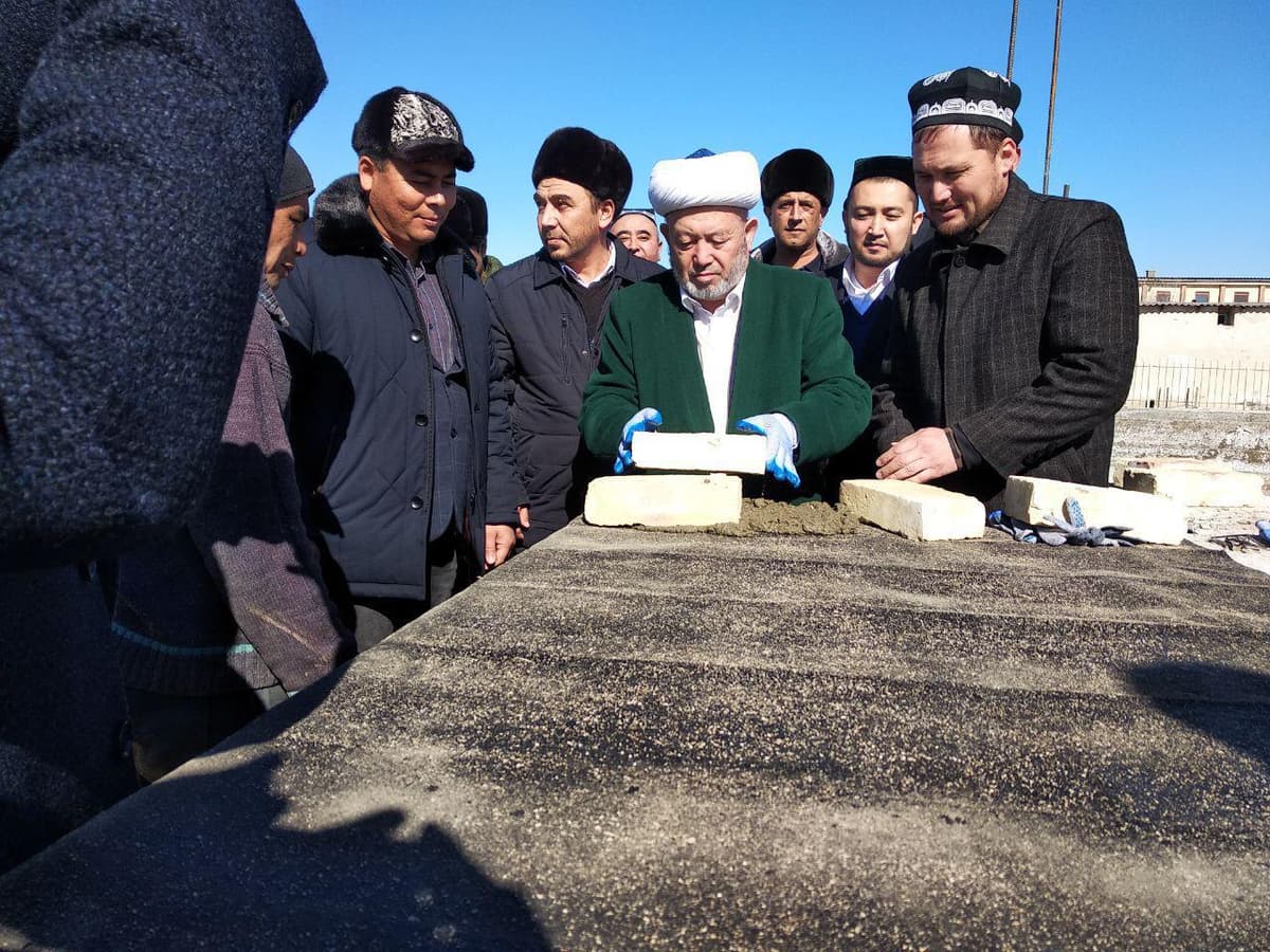 Muftiy Usmonxon Alimov Qorovulbozordagi yagona va yangi masjidga tamal toshini qo‘ydi