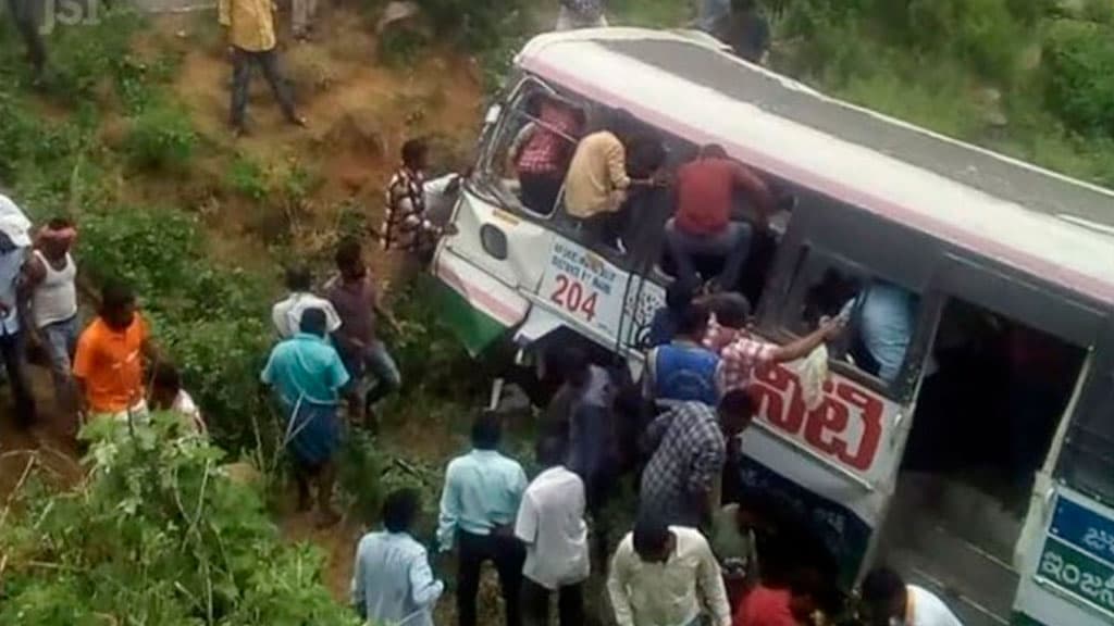 Hindistonda avtobusning jarlikka qulashi oqibatida 14 kishi halok bo‘ldi
