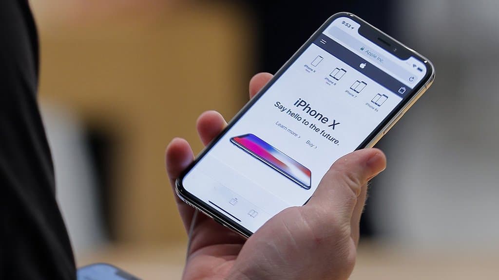 Apple MacBook Pro 13 va iPhone X mahsulotlarida nuqsonlar borligini bildirdi