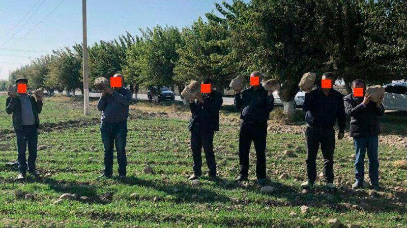 Flash mob goes on: another 6 people were holding a lump of soil on their shoulders