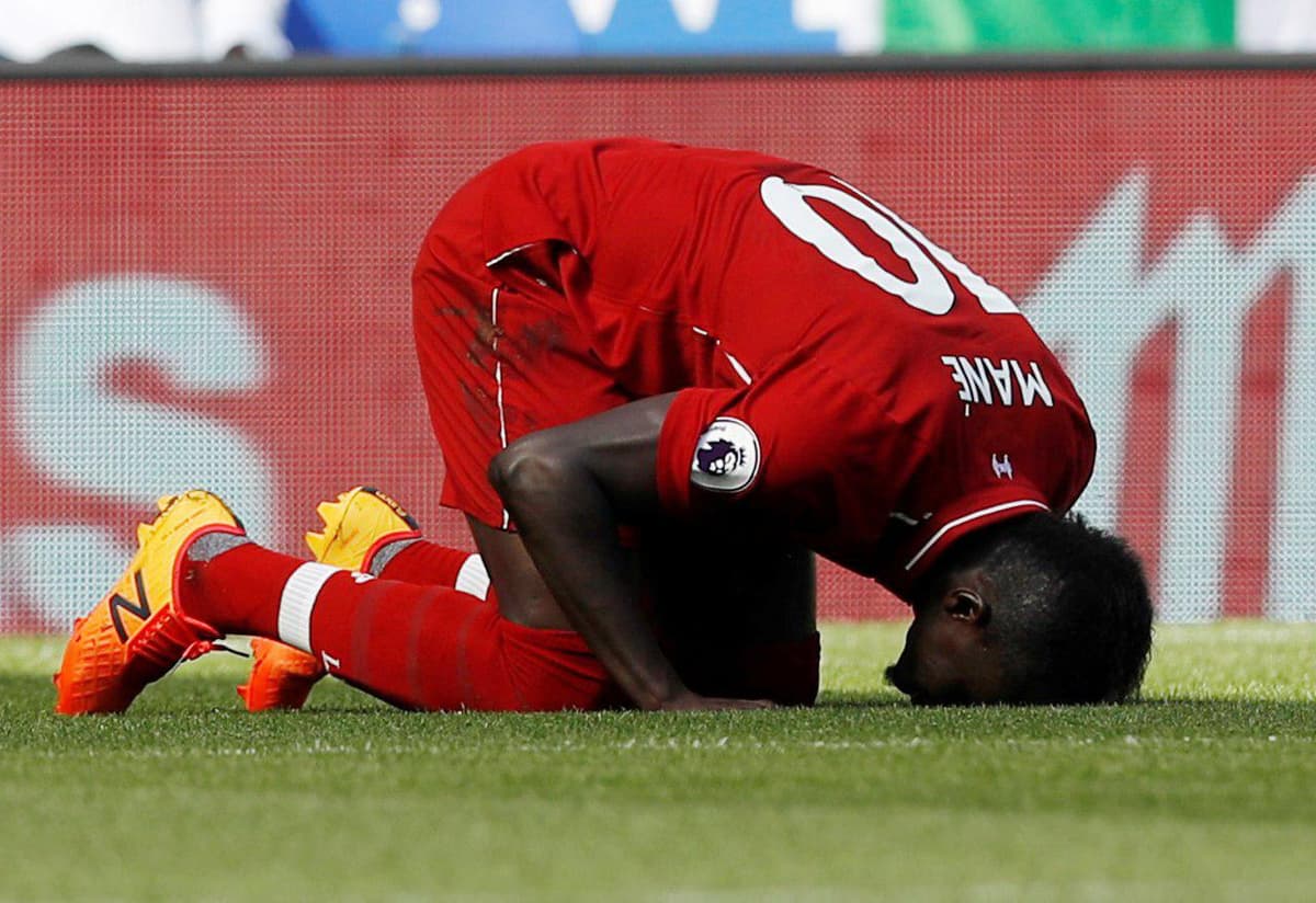 Sadio Mane masjiddagi tahoratxonani tozaladi