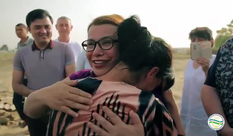 Bir guruh san'atkorlar “Xalq bilan bo‘l” loyihasi doirasida Mirzacho‘lda bo‘ldi (video)