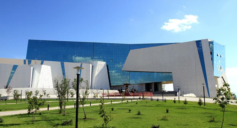 Современная живопись Узбекистана представлена на выставке в Астане