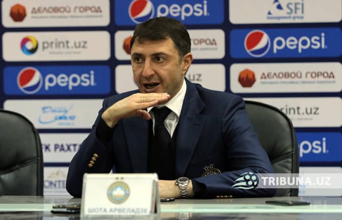 Arveladze Azim Ahmedov nega asosiy tarkibda tushayotganiga izoh berdi, Yaxshiboyev nega o‘ynamayotgani haqidagi savolni esa ochiq qoldirdi