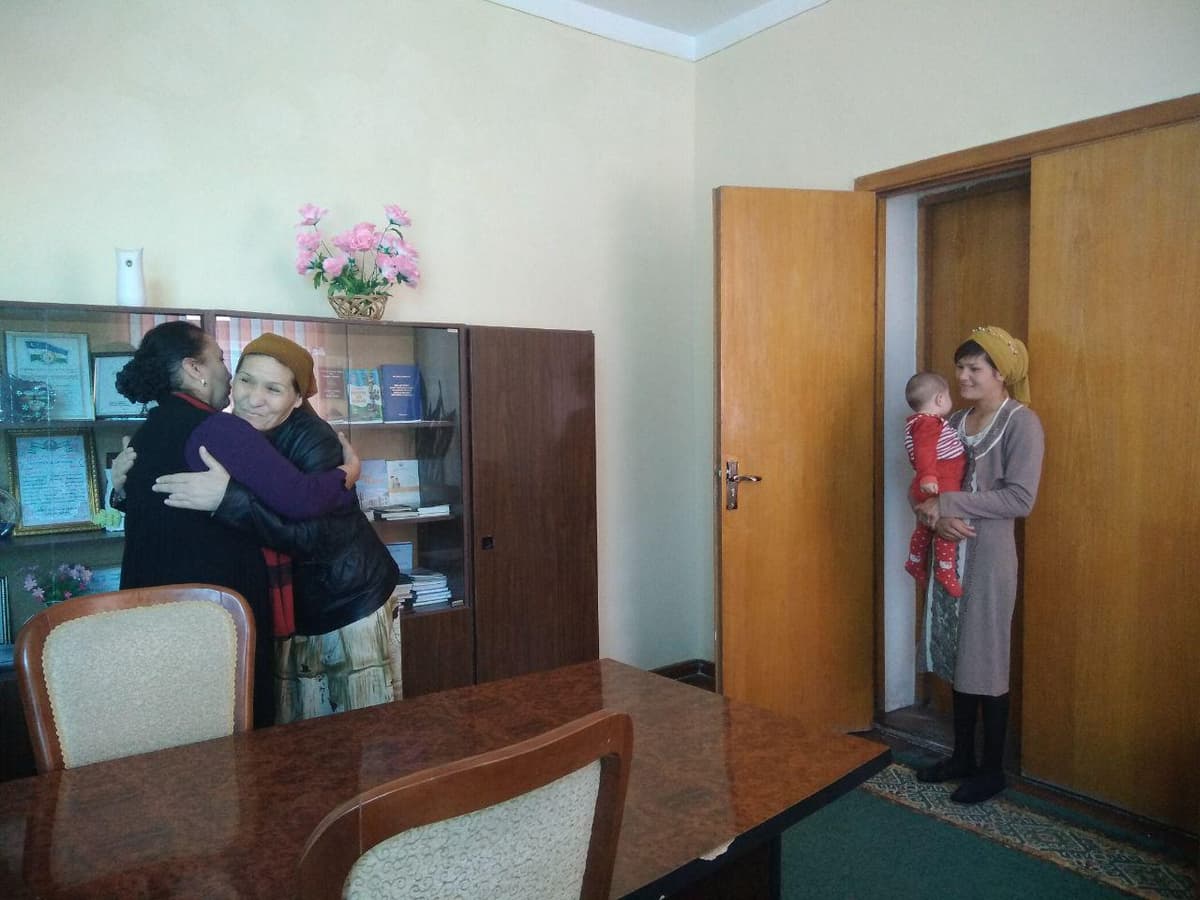 Hokimlik kafilligi ostida onaxon va qizi ozodlikka chiqarildi