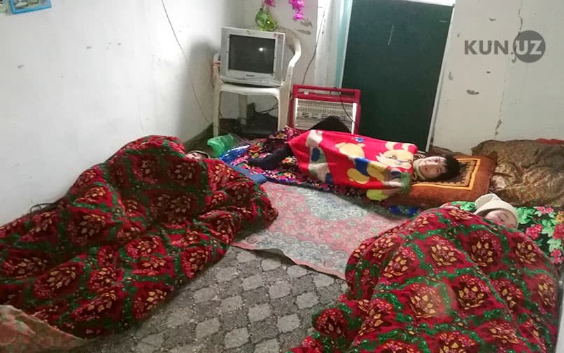 Shofirkonda nogironligi bo‘lgan boshpanasiz ayol yig‘laydi, uch farzandi sovuqdan titraydi