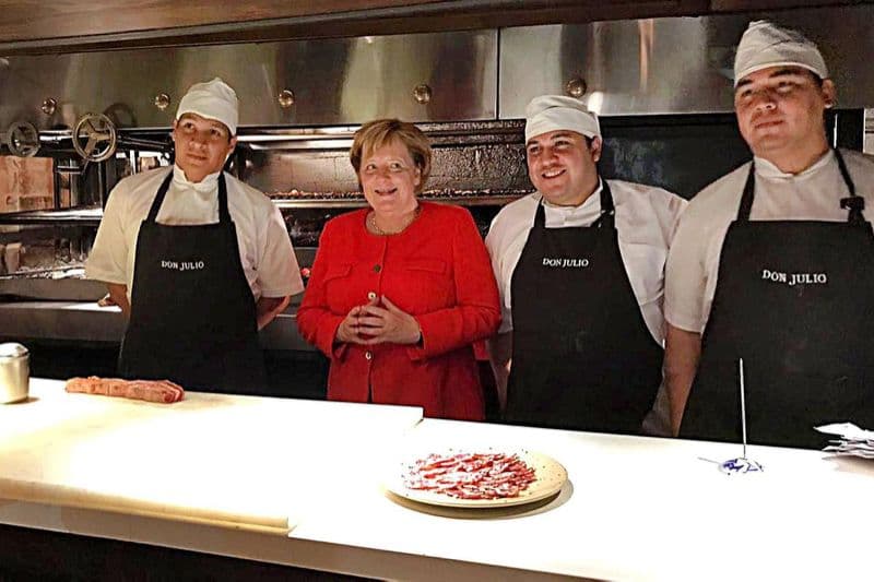 Argentinaga oddiy reysda uchib kelgan Merkel oddiy restoranda ovqatlandi