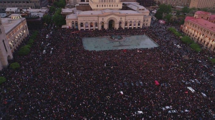 Foto: Yerevanda MDH tarixidagi eng katta miting