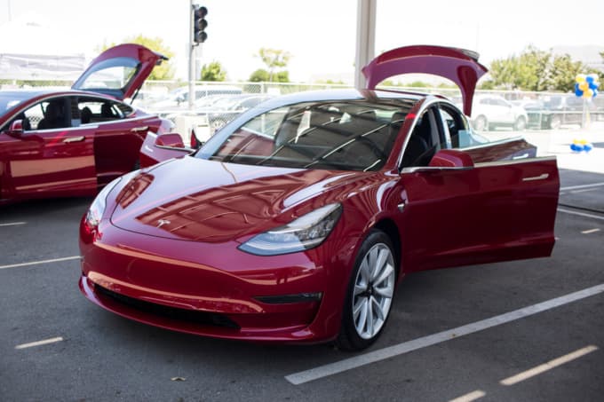 Mask ikkita dvigatelli Tesla Model 3 ustida ish olib borilayotganini ma'lum qildi  