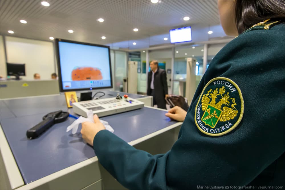 Пассажирка незаконно пыталась ввезти в Россию из Узбекистана кольцо ценой почти 16 тысяч долларов