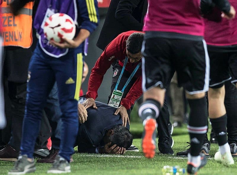 «Fenerbahche» - «Beshiktosh» uchrashuvi mehmonlar murabbiyining boshi yorilgach to‘xtatildi