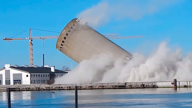 Daniyada minora buzilishi vaqtida kutubxona ustiga quladi (video)