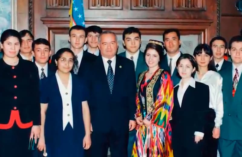 Islom Karimovning yonida suratga tushgan atlas libosdagi qiz - Laylo Usmonova bilan intervyu