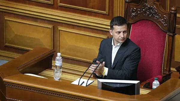 Зеленский депутатларга ўзларини кўрсатишлари учун бир йил муҳлат берди