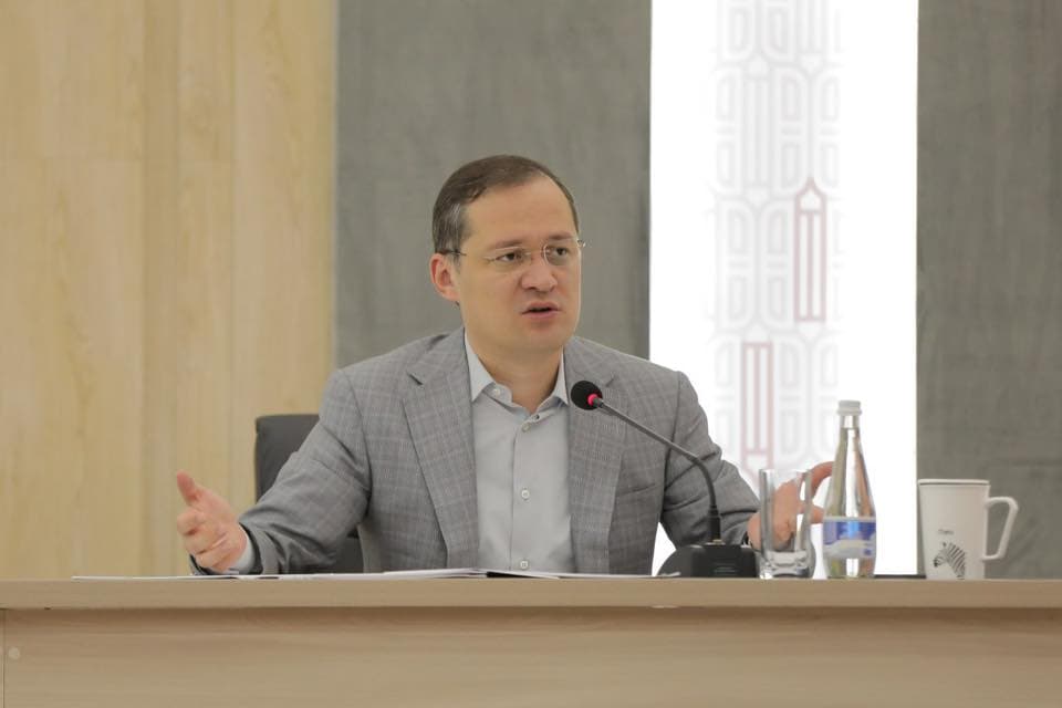 «Лицензия келишуви талаблари бузиб келинмоқда». Алламжонов нодавлат телеканаллар фаолиятини танқид қилди