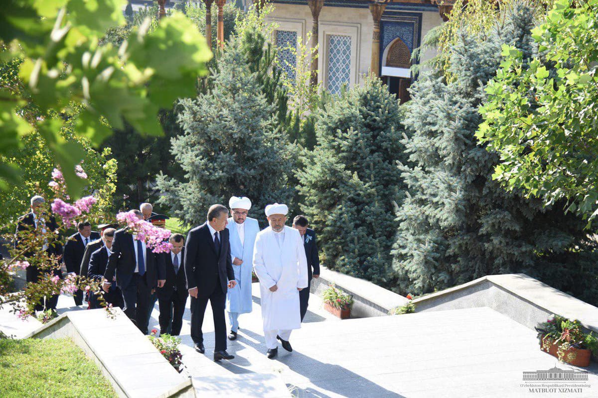 Shavkat Mirziyoyev: «Masjidlarda odamlarga dinni xuddi birinchi sinf bolasiga alifbodan saboq bergandek o‘rgatamiz»