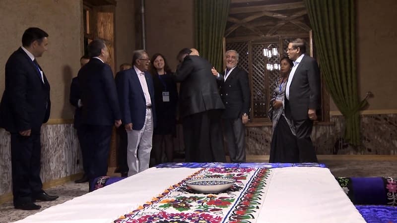 Putinni quchgan Rahmon: Dushanbedagi «Do‘stlik kechasi»dan foto va videolar