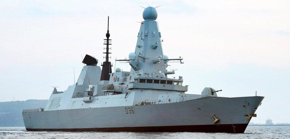 Britaniyaning Defender esminetsi savdo kemalarini qo‘riqlash uchun Hurmuz bo‘g‘oziga yuborildi