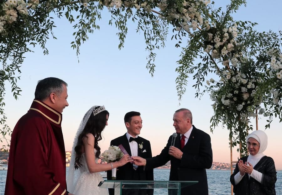 Mesut O‘zilning nikoh to‘yi: Turkiya prezidenti mehmon sifatida va to‘yonalar o‘rniga xayr-ehson