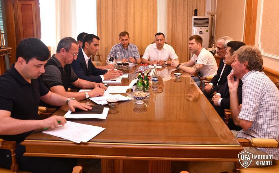 Равшан Эрматов миллий, ёшлар ва ўсмирлар жамоалари мураббийлари билан учрашди