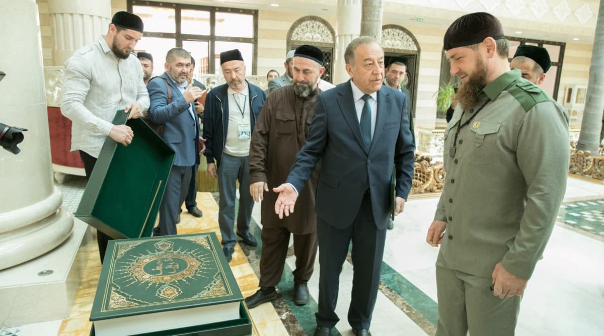 Ramzon Qodirovga Shavkat Mirziyoyevning sovg‘asi topshirildi