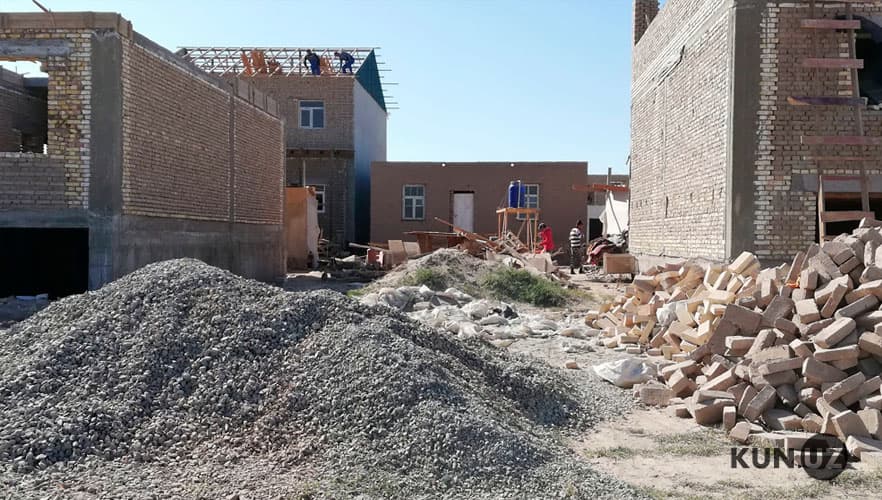 Xorazmda uyi buzilgan odamlar Chondirqiyot qishlog‘ida qurilish ishlarini davom ettirishmoqda – fotoreportaj