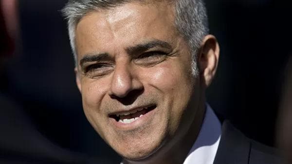 Tramp London meri bilan dahanaki jangga kirishdi