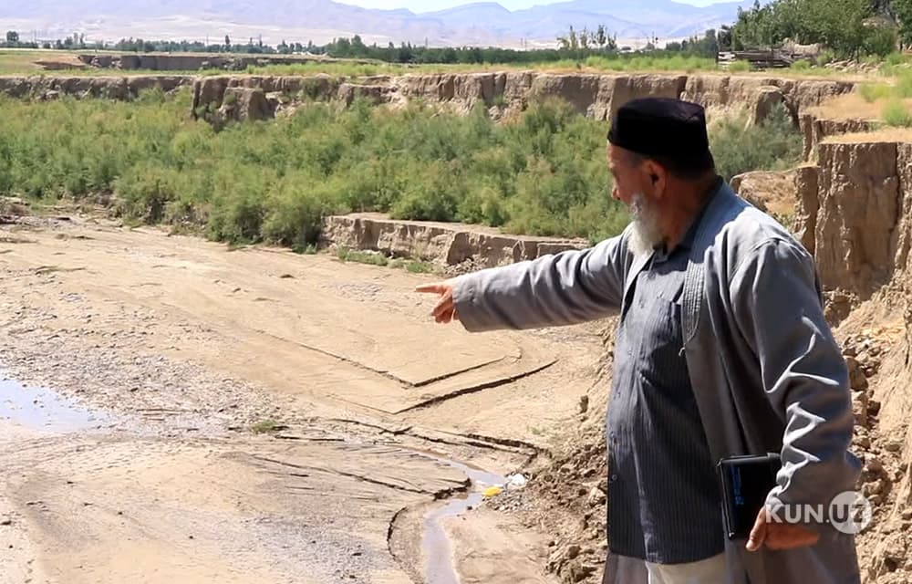 «Oqqapchig‘ay»ning oqtomliklarga yetkazayotgan talafoti: Qumqo‘rg‘onda bir qishloqni jar yamlamoqda