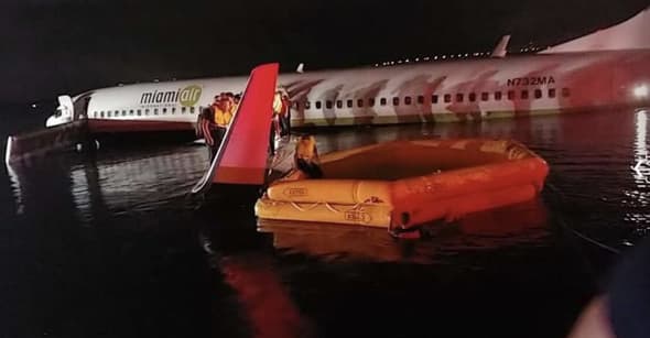 В США пассажирский Boeing 737 упал в реку