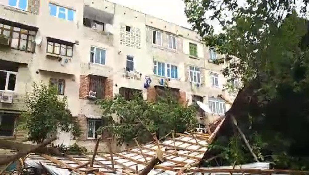 Видео: в Ташкенте сильный ветер снес крыши домов