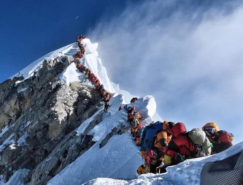 10 alpinist Everestga ko‘tarilishdagi tirbandlikka dosh berolmay jon berdi