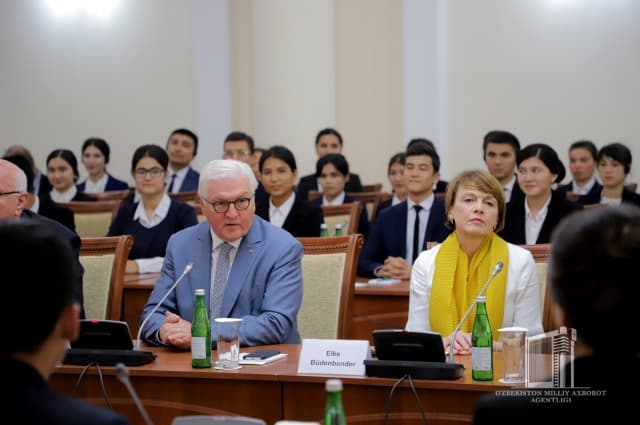 Штайнмайер провел встречу со студентами Ургенчского государственного университета 