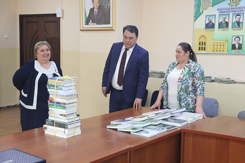 Xayriya aksiyasi davom etmoqda: “O‘zpaxtasanoat” AJ raisi o‘zi tahsil olgan maktabga kitoblar sovg‘a qildi