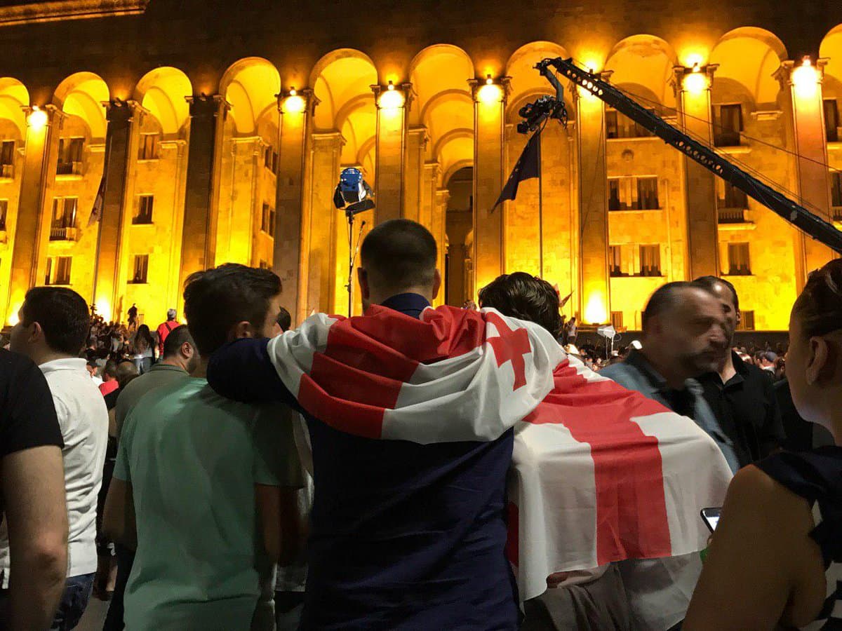 Tbilisida Rossiyaga qarshi namoyishlar: Parlamentning qamal qilinishi va to‘qnashuvlar