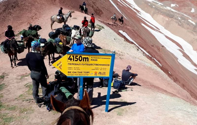 O‘zbekistonlik harbiy alpinistlar Qirg‘izistondagi Lenin cho‘qqisini zabt etmoqda