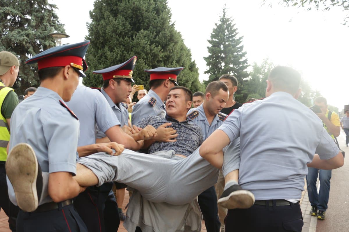 Фото: Қозоғистонда навбатдаги норозилик намойишлари бўлиб ўтди