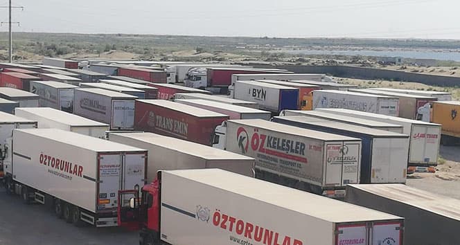 Turkiyalik yuk tashuvchilar qariyb bir oydan buyon O‘zbekistondan Turkmanistonga o‘tolmay cho‘lda yashashga majbur bo‘lishmoqda
