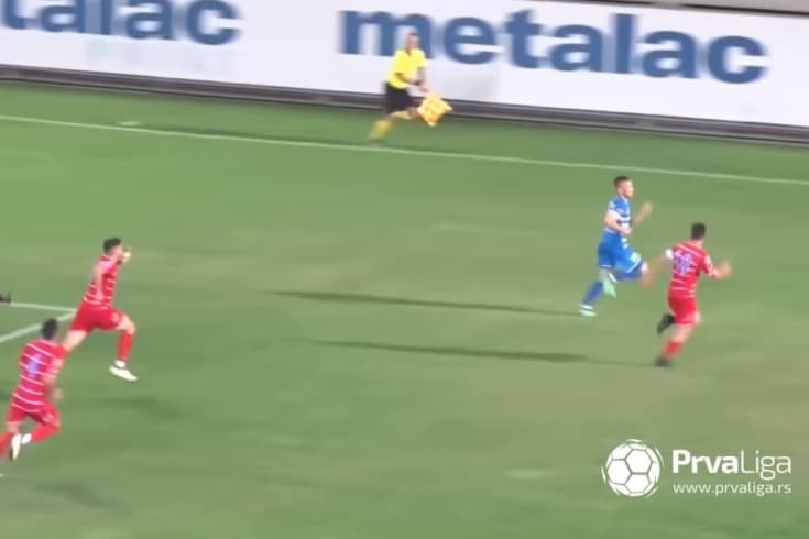 Видео: Сербияда футболчи фэйр-плейга амал қилмади. Рақиб жамоа футболчилари уни майдон бўйлаб қувлашди