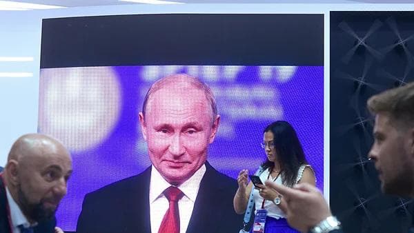 Bloomberg: Путин 2024 йилдан кейин ҳокимият тепасида бош вазир сифатида қолиши мумкин