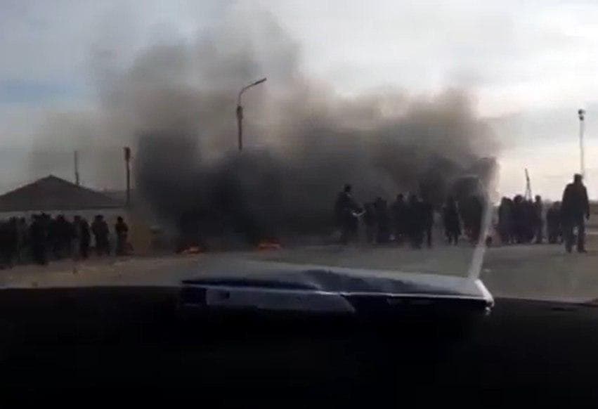 В Каракалпакстане местные жители устроили акцию протеста: глава МВД прибыл на место события