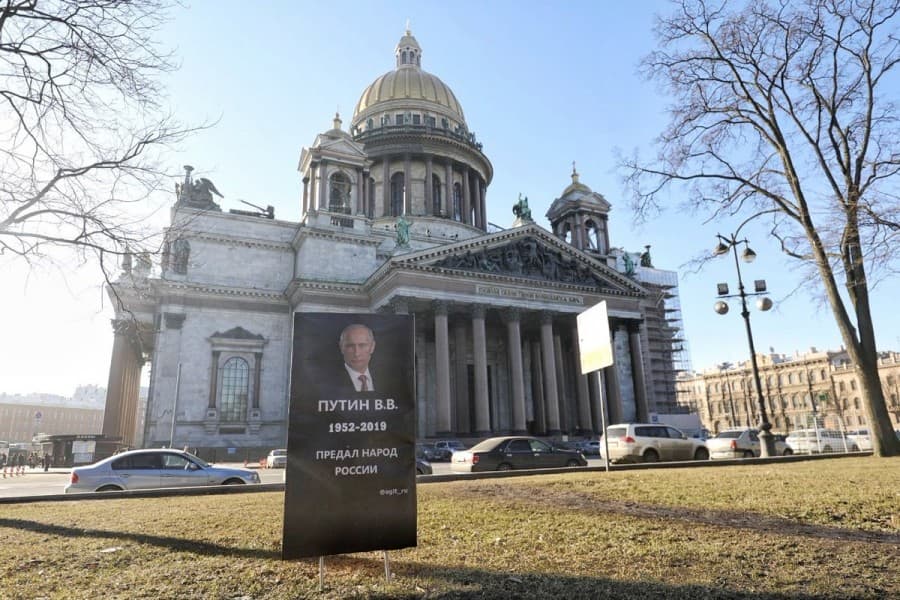 Peterburgda faollardan biri «Putinga qabr toshi» tufayli to‘qqiz sutkaga qamaldi