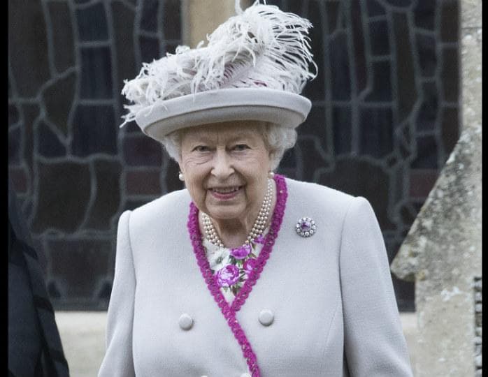 Qirolicha Yelizaveta II omma oldida ko‘kargan qo‘l bilan paydo bo‘ldi 