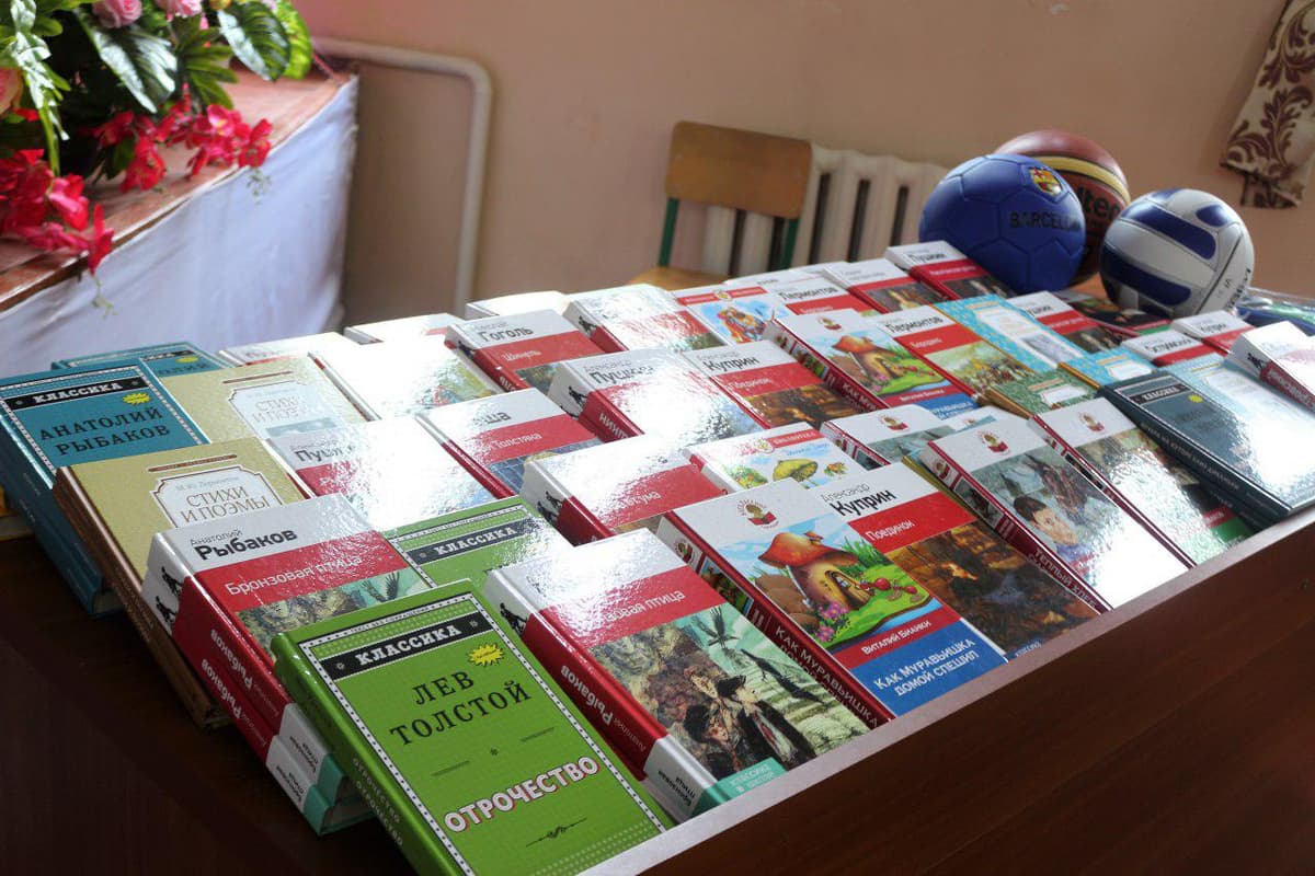 O‘zbekiston mudofaa vaziri bir nechta maktab-internatlarga kitob ulashdi